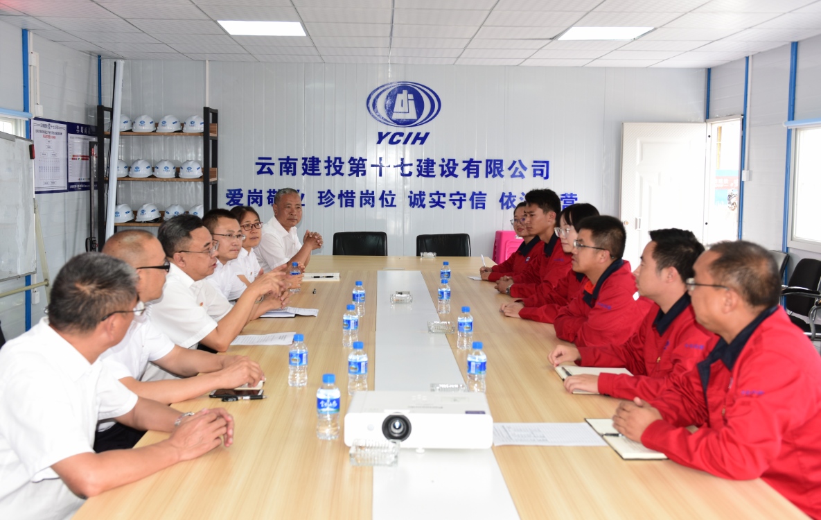 红河泸西供电局项目举行中共云南电网有限责任公司红河泸西供电局小型基建工程临时党支部授牌仪式2.png